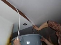 Как производить слив воды с натяжного потолка